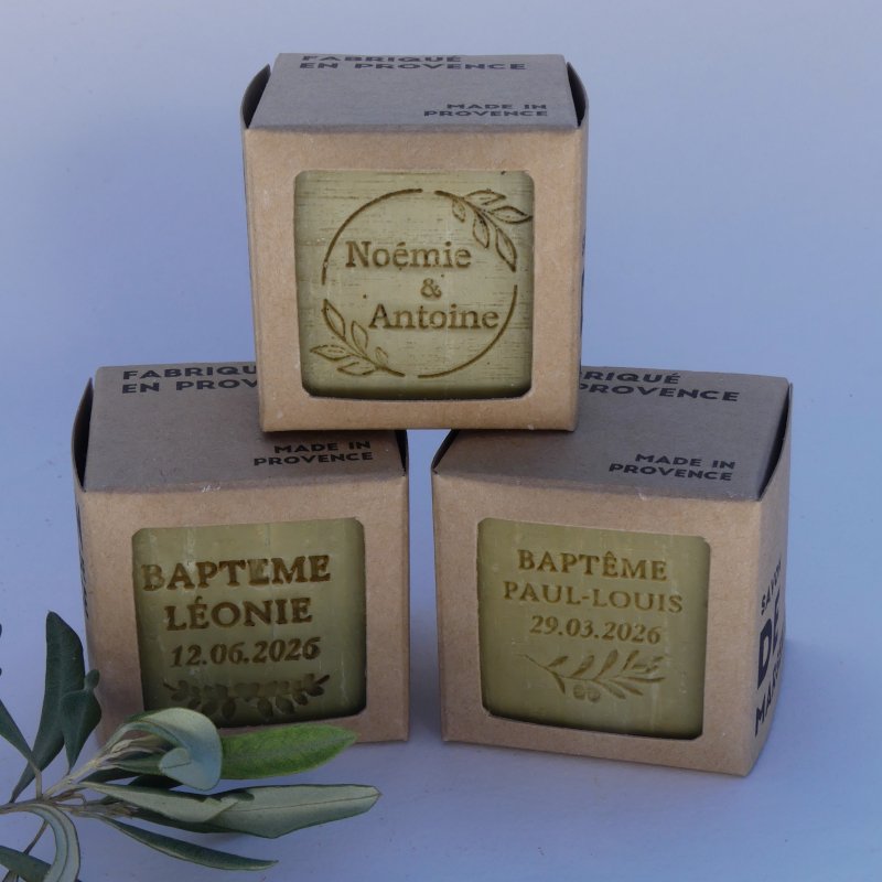 authentique savon de marseille cube 100 gr présenté dans étui kraft et gravé avec votre personnalisation