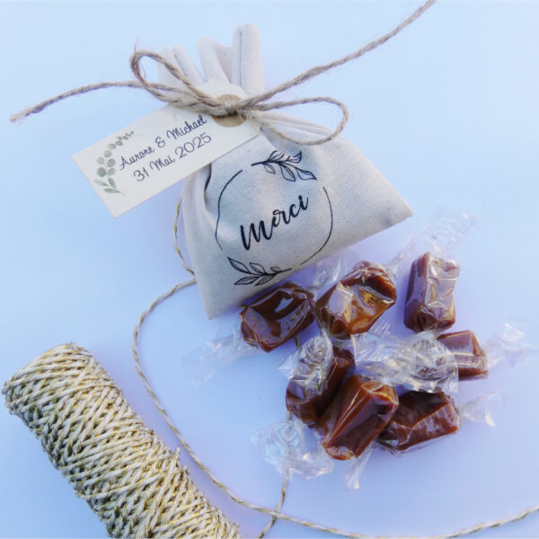 Pochon en coton personnalisé avec une illustration "Merci" Couronne Fleurs et une étiquette personnalisée. Le pochon contient 5 caramels au beurre salé