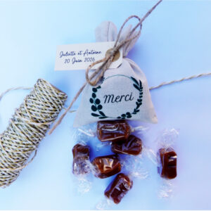 Pochon en coton personnalisé avec une illustration "Merci" Eucalyptus et une étiquette personnalisée. Le pochon contient 5 caramels au beurre salé