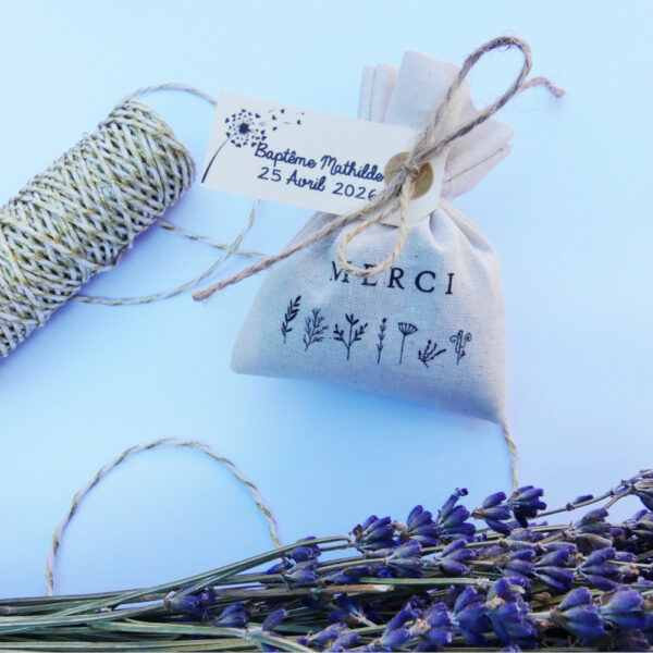 Pochon en coton personnalisé avec une illustration "Merci" Petites fleurs et une étiquette personnalisée. Le pochon contient de la lavande extra bleu.