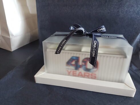 Coffret personnalisé 40 ans CMA CGM goodies cadeau entreprise
